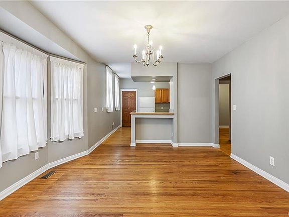 3rd image of 432 W Grand Blvd