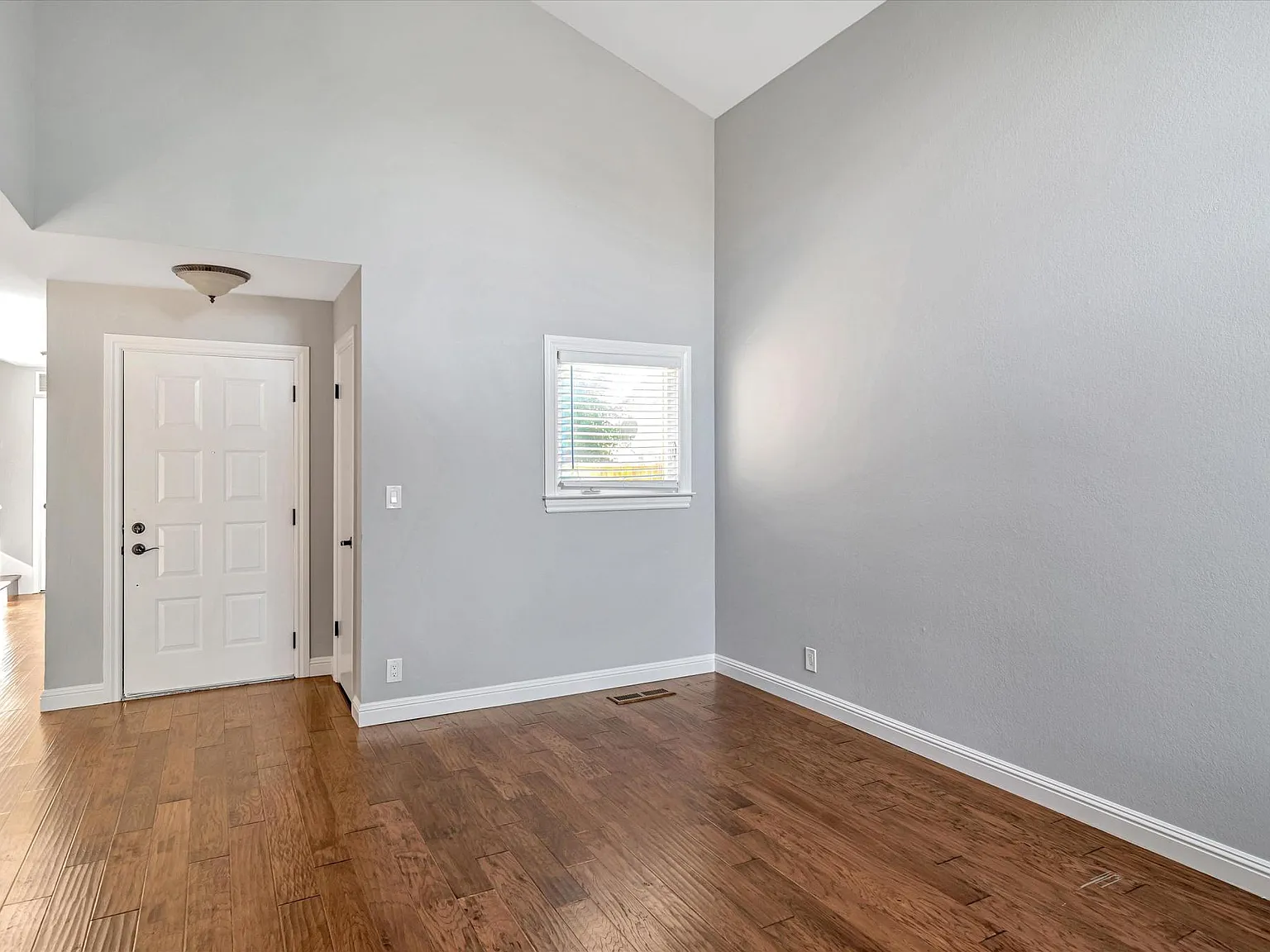 3 bed, 2.5 bath, 1626 sqft, $4,200 — Photo 4