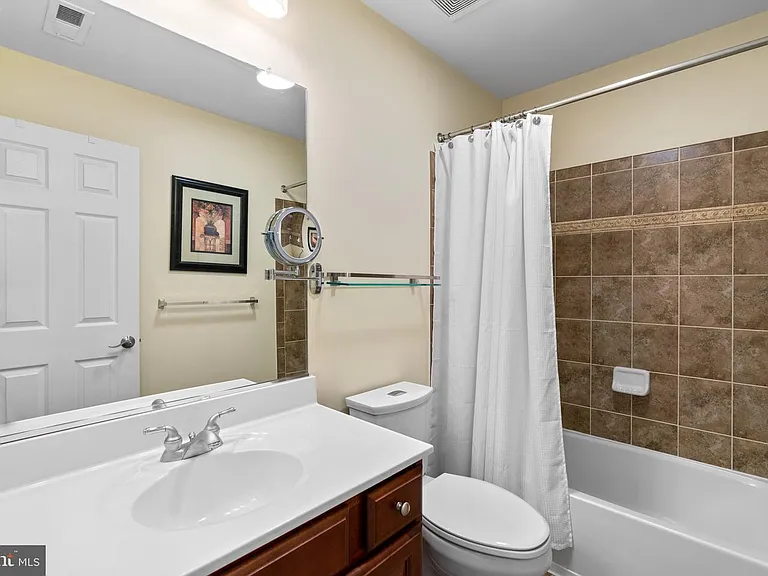 2nd full bath upper level