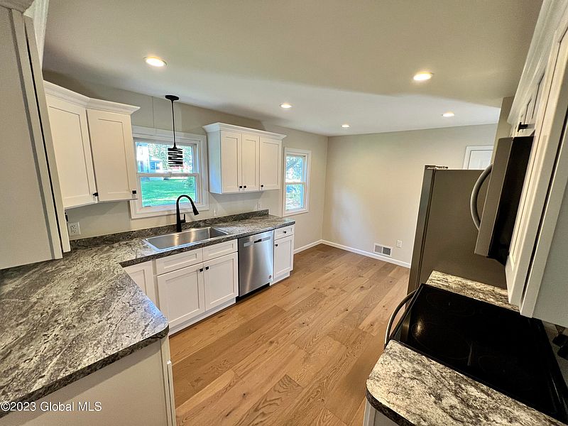 3rd image of 91 Feeder St Street