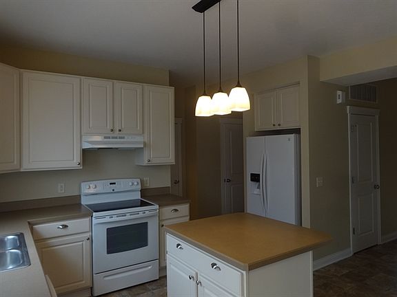 3rd image of 475 Shellbark Rd