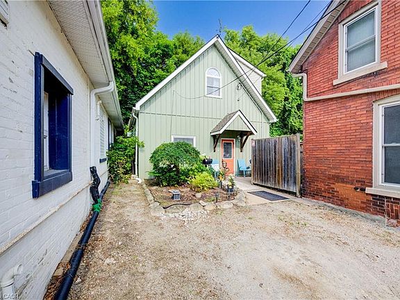 3rd image of 110 Surrey St E
