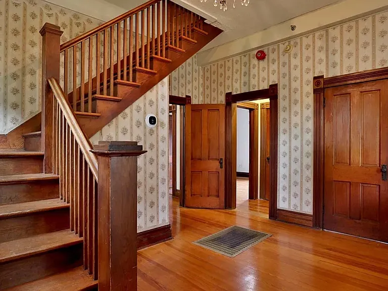 317 E Glenwood St — Photo 3