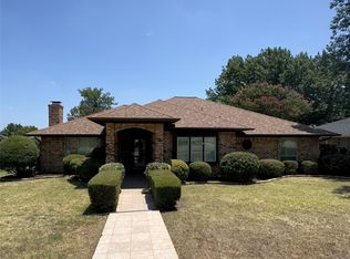 2800 Clearmeadow Dr, Bedford, TX 76021