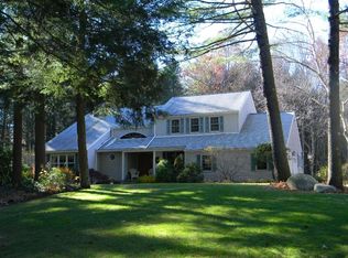 10 Glendale Woods Dr, Southampton, MA 01073