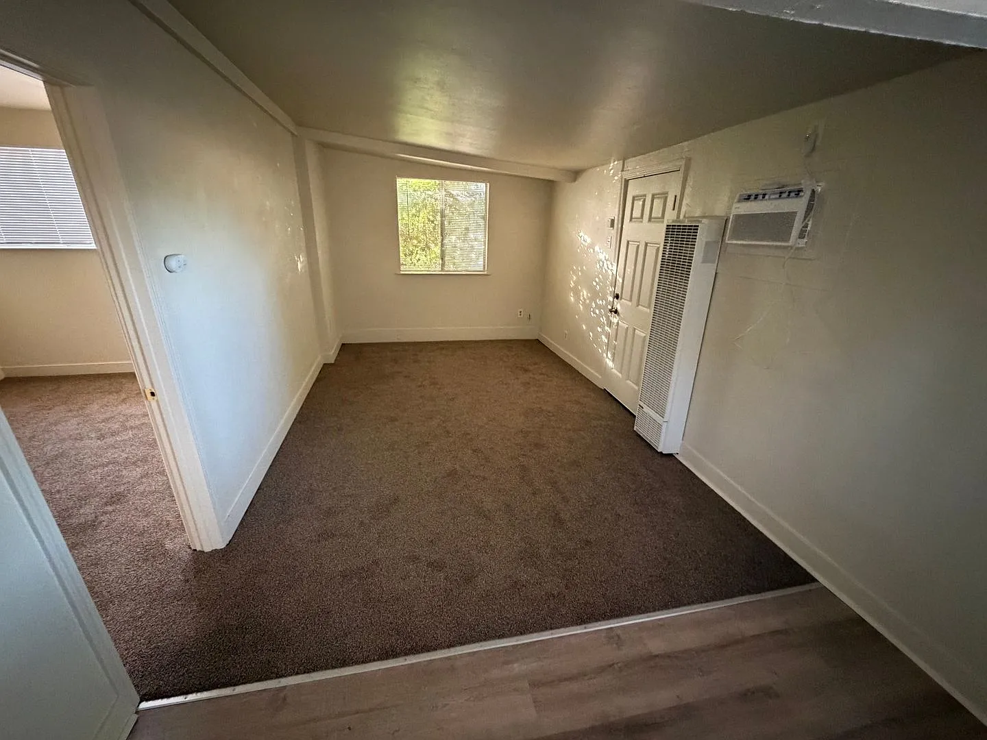 2405o — Photo 2