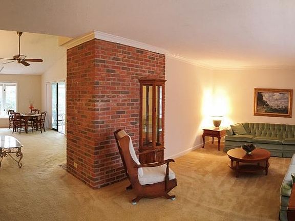 4th image of 33 Country Club Drive SW