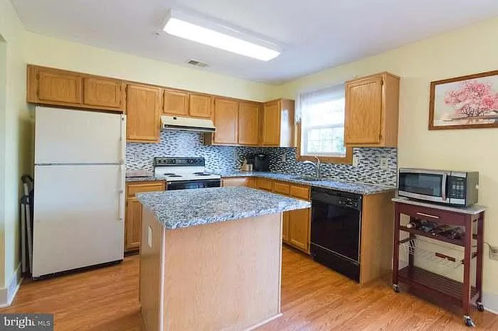 Building Photo - 1016 Simsbury Ct