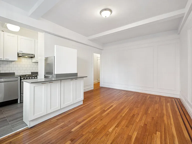 208 W 23rd St #606 — Photo 4