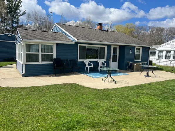 717 E Hess Lake Dr, Grant, MI 49327