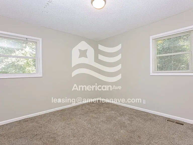 1237609_009_bedroom_10.jpg