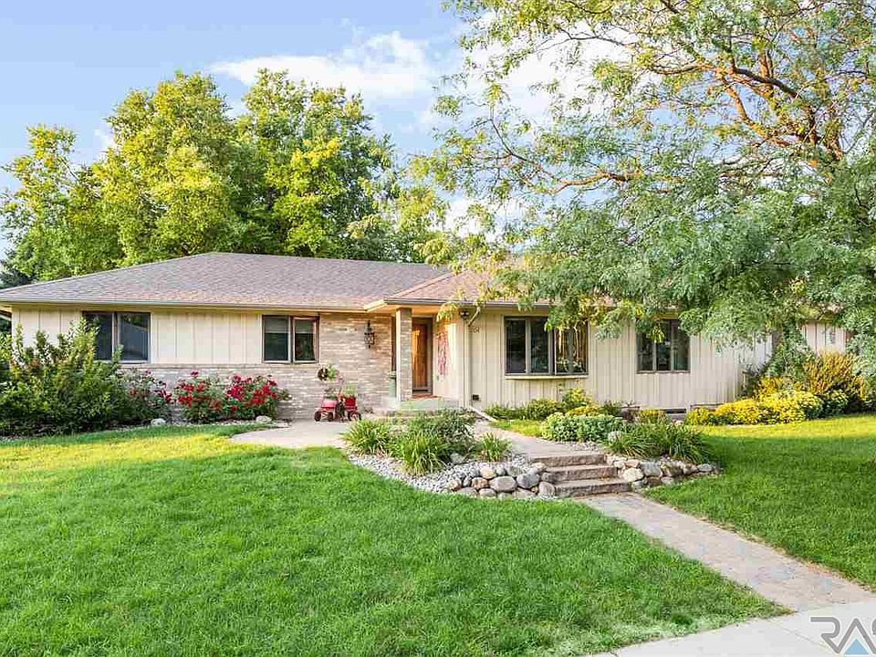 1st image of 704 E Meadowlark Trl