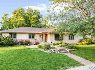 704 E Meadowlark Trl, Sioux Falls, SD 57108