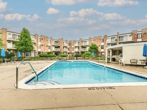 300 W Fullerton Ave APT 325, Addison, IL 60101