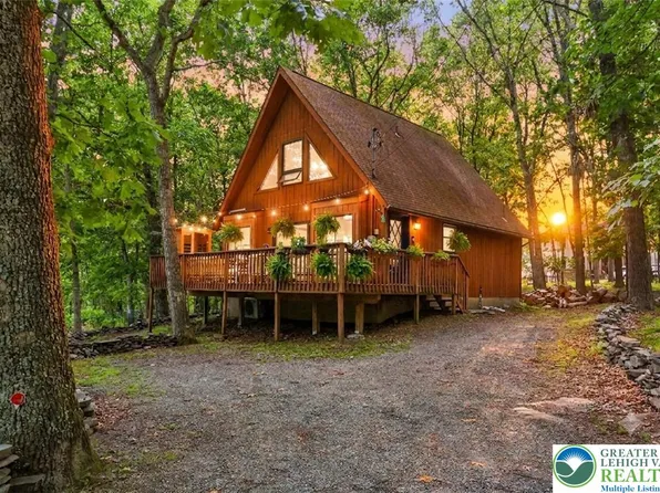 5218 Woodbridge Dr E, Bushkill, PA 18324