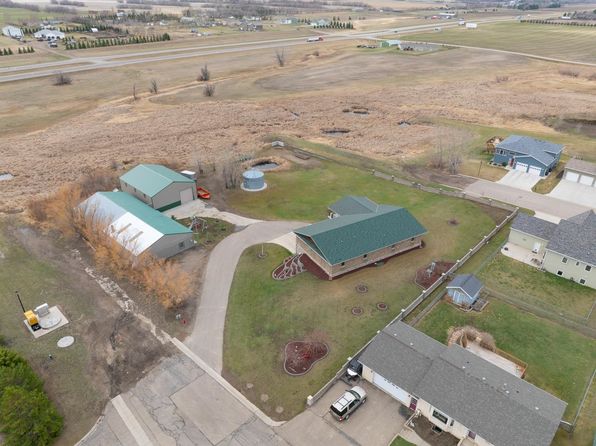 512 4th Ave SW, Surrey, ND 58785