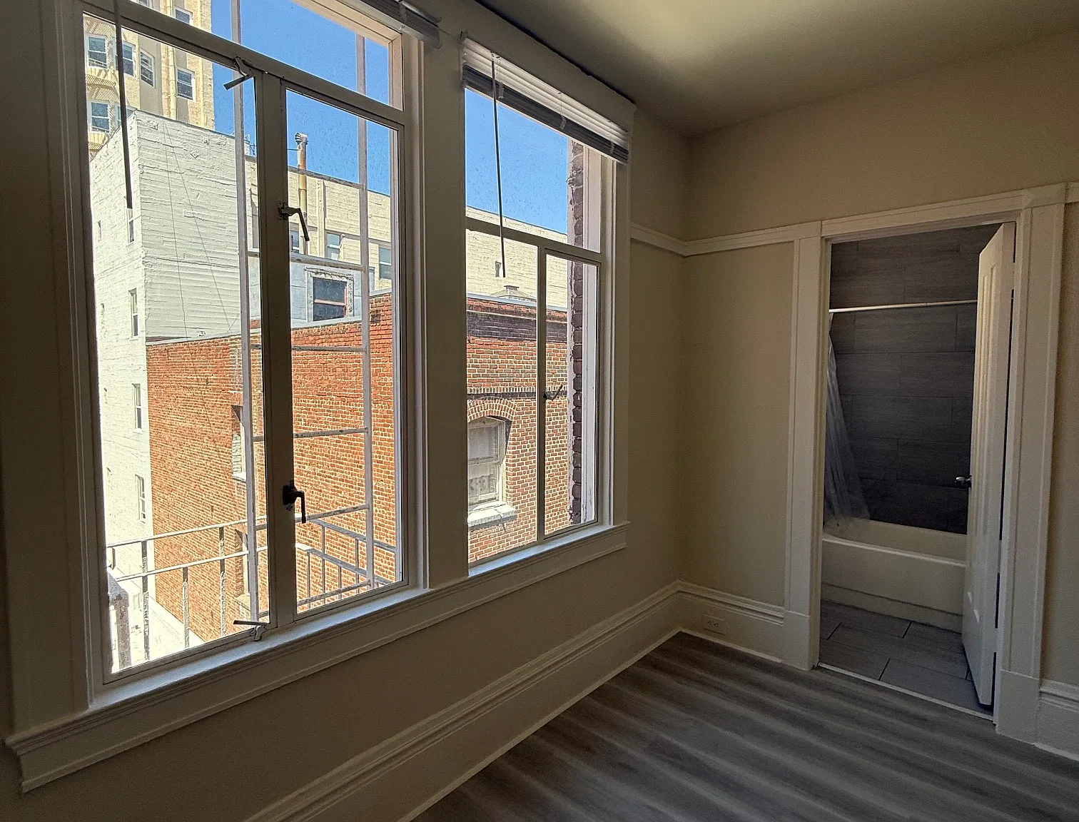 Top-Floor Tenderloin Studio | Water & Trash Included — Photo 4