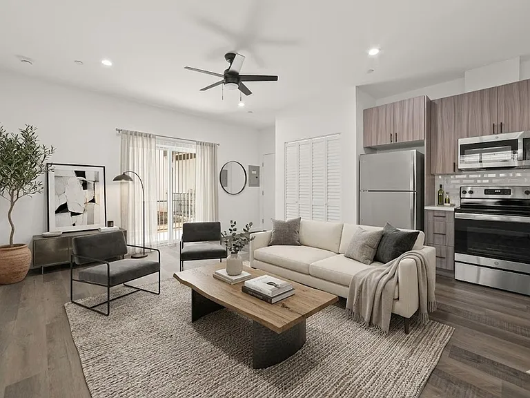 Gorgeous huge units in premier location! ASK ABOUT OUR MOVE-IN SPECIALS!! — Photo 24