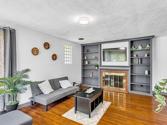 Living room: 2 pull out sofas
