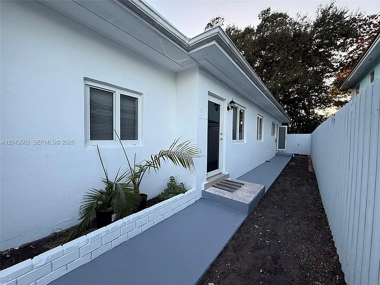 1122 NW 32nd Pl #FRONT — Photo 1