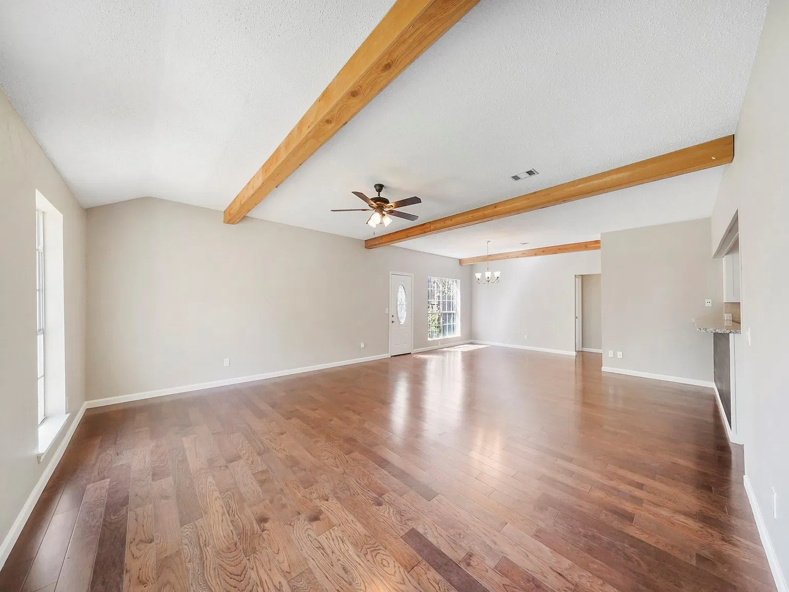 3 bed, 2.0 bath, 1696 sqft, $2,300 — Photo 2