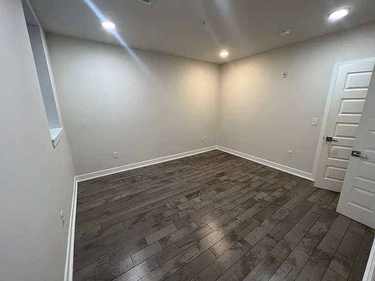 Brand New Luxury Apartments — Photo 28