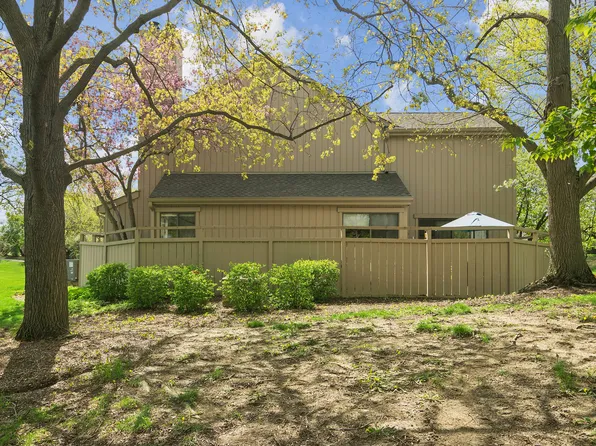 471 Old Barn Rd, Lake Barrington, IL 60010