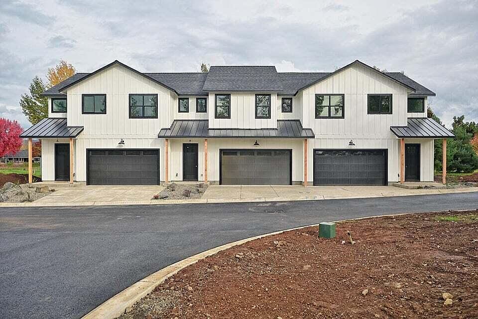 1st image of 202 Bogey Ln