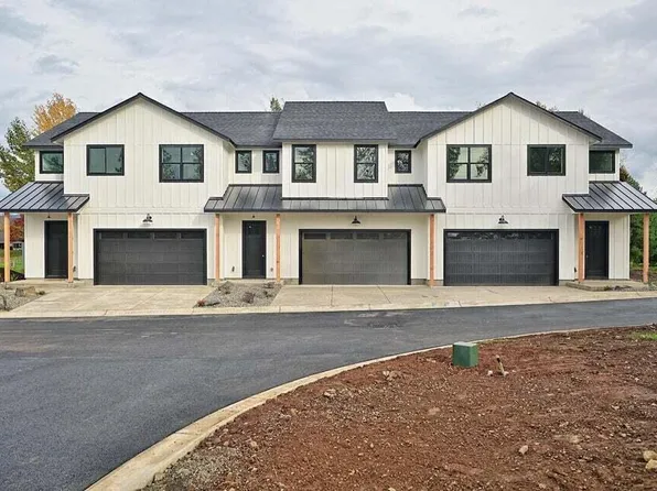 202 Bogey Ln, Eagle Point, OR 97524