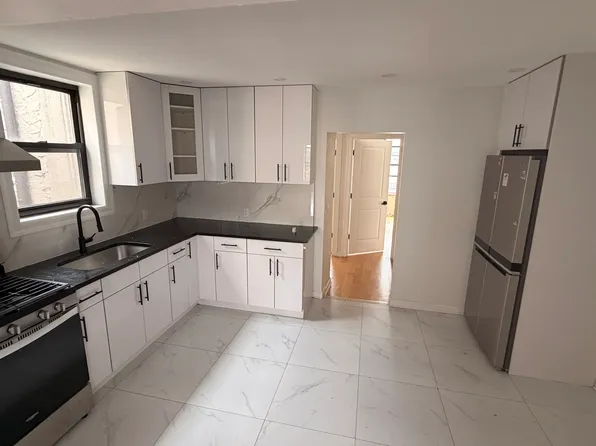 33-08 Ditmars Boulevard image 1 of 6