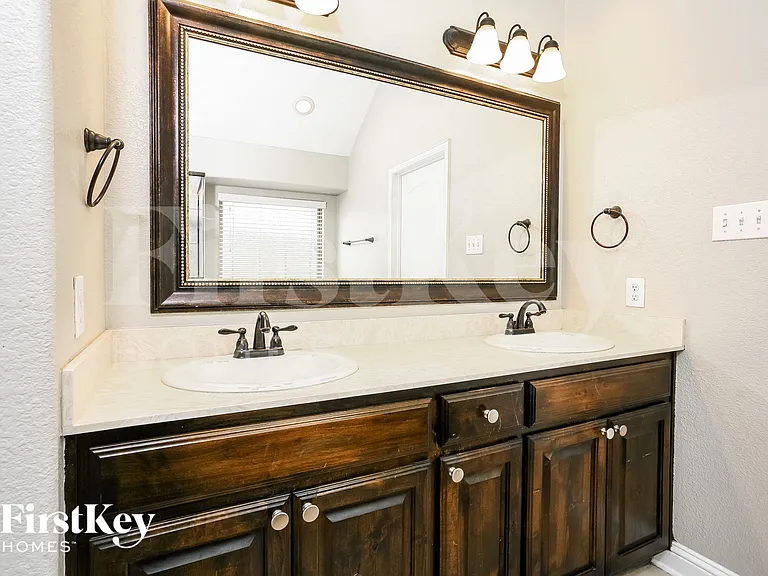 1108 Colonial Dr — Photo 12