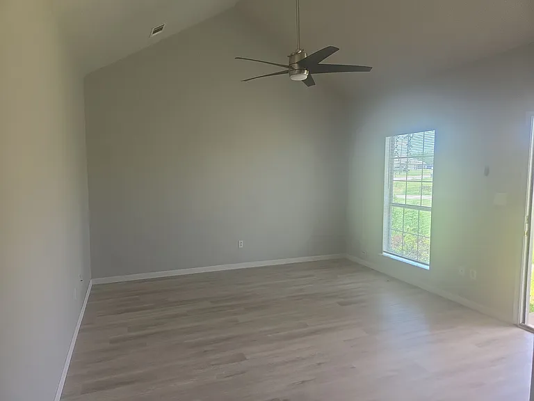 129-131 Collett Ct — Photo 7