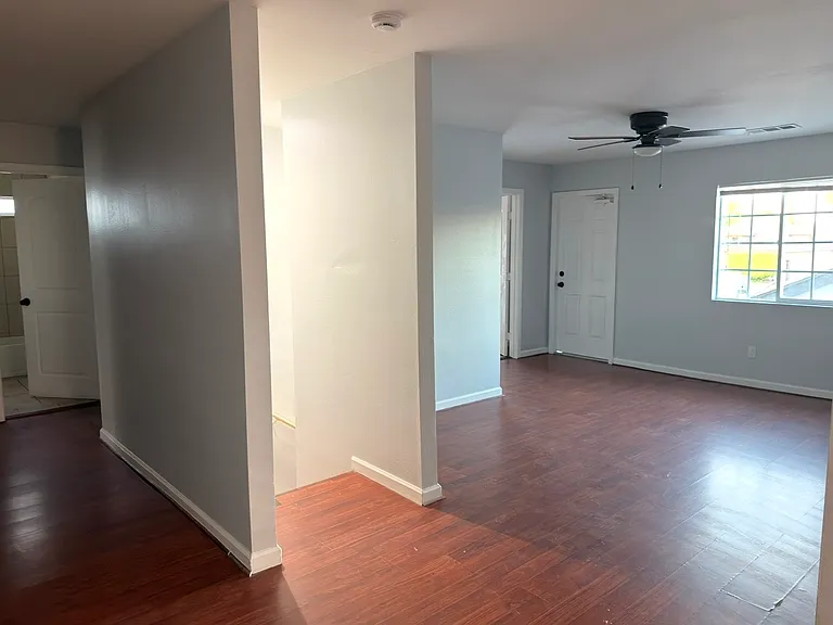 737 Washington Ln — Photo 16