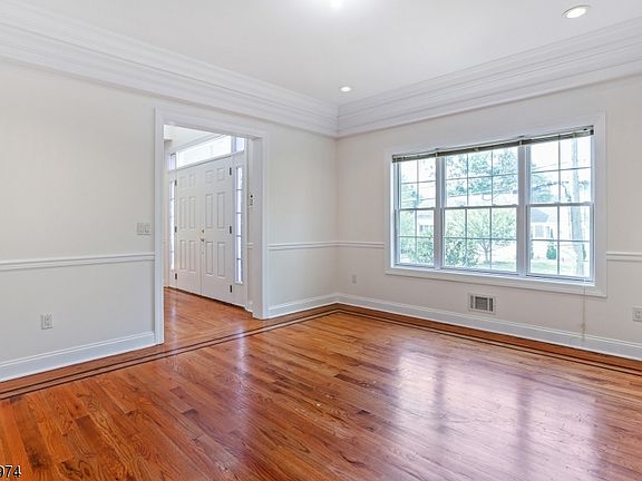 4th image of 15 Benvenue Ave