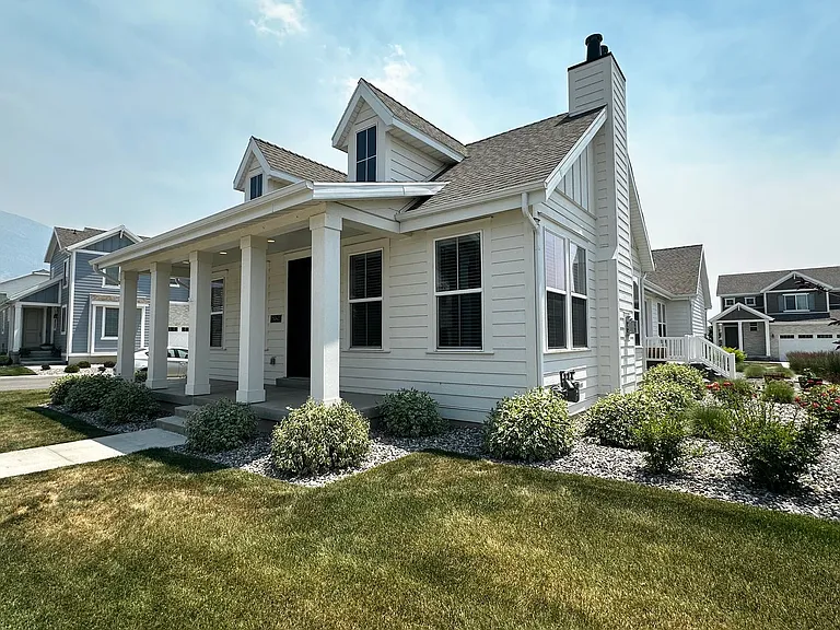 5042 W Willow Way — Photo 2