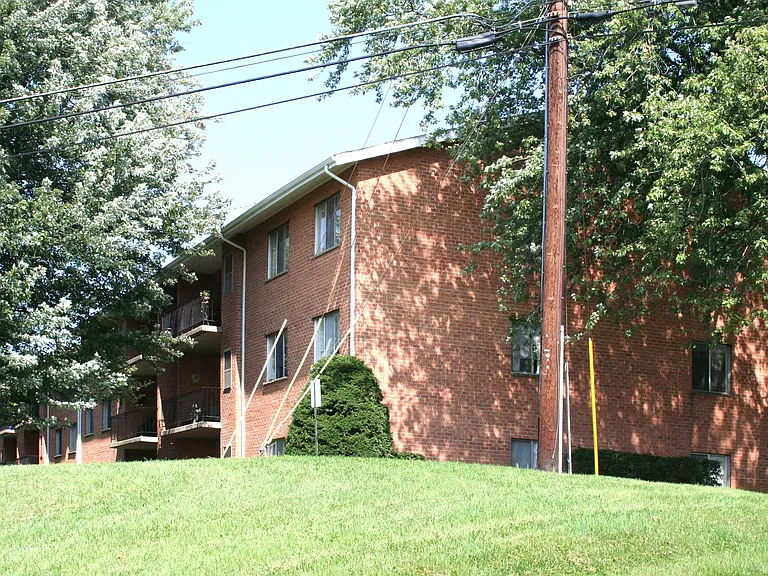 Edgewood Hill Apartments — Photo 2