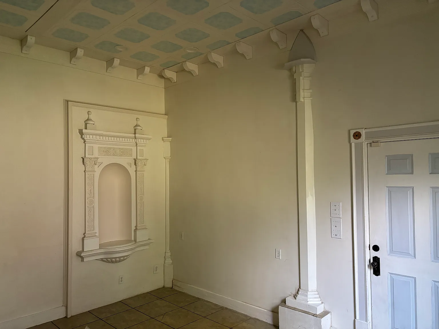 3 bed, 950 sqft, $2,200 — Photo 2