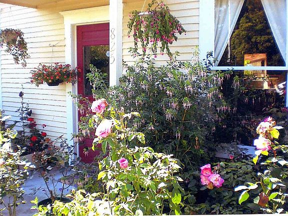 3rd image of 827 Argyle Ave