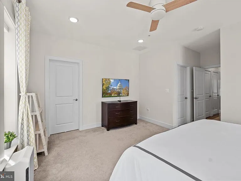 813 Rockwell Ave — Photo 18