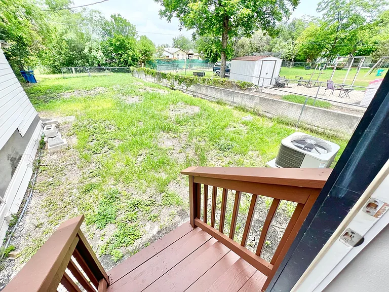 2035 Waverly Ave — Photo 25