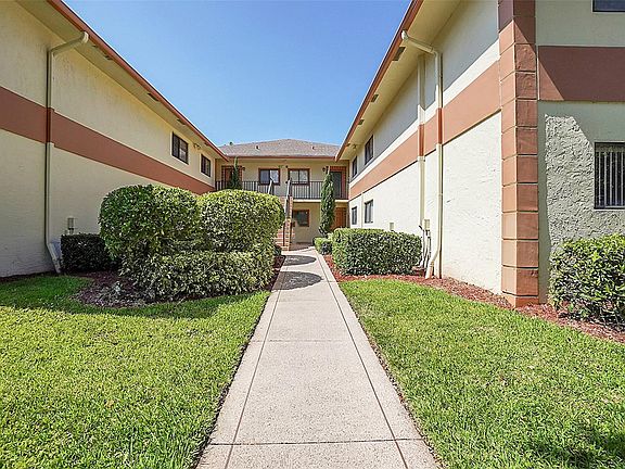 4th image of 15401 Pembridge Avenue #22