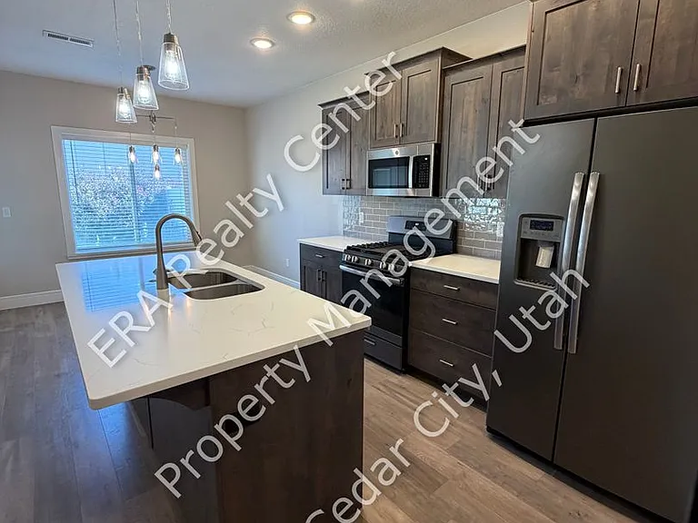 2854 W Meadow St — Photo 8