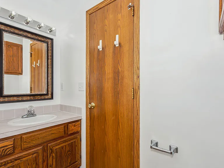 221 N Osage Rd — Photo 11