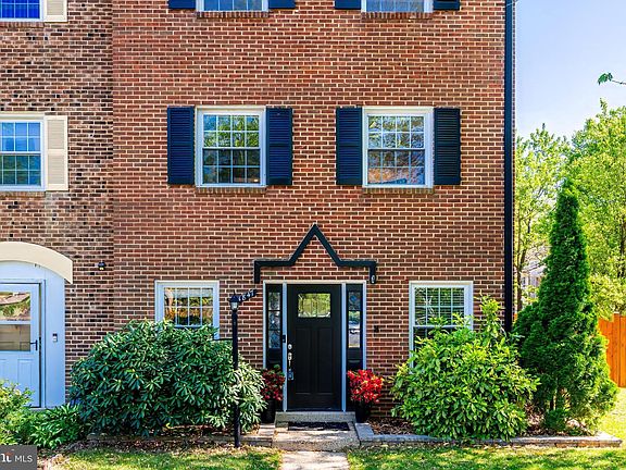 3rd image of 14847 Leicester Ct