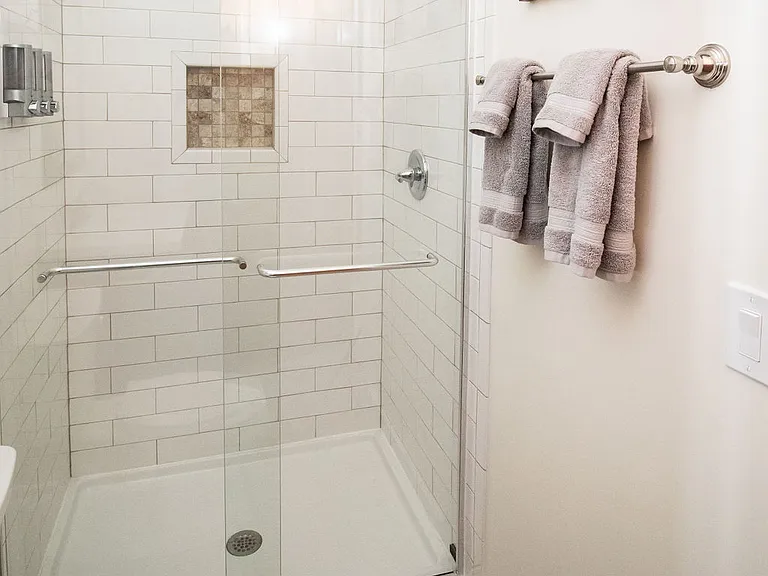 620 N Limestone #8 — Photo 6
