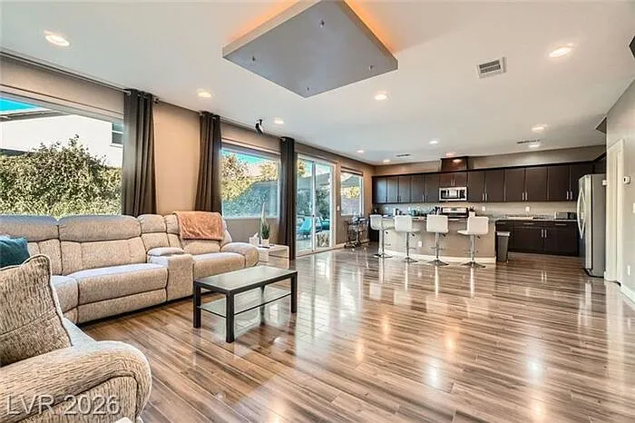 3 bed, 3.0 bath, 2569 sqft, $3,700 — Photo 4
