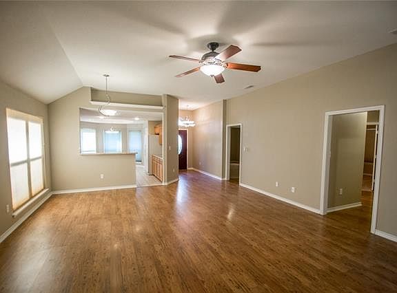 5th image of 205 Aster Dr