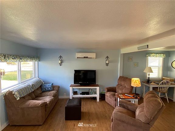 3rd image of 311 10th St NE