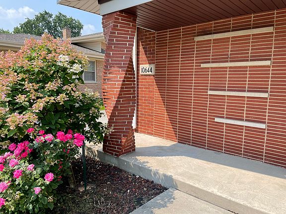 3rd image of 10644 Leclaire Ave