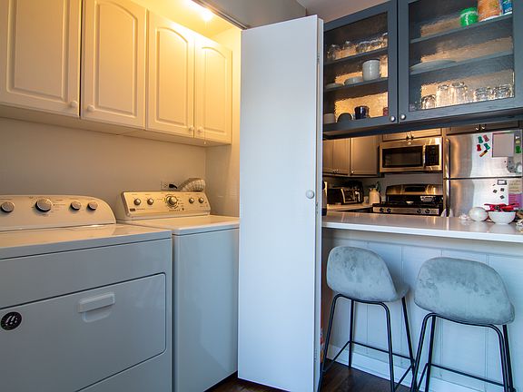 5th image of 2044 N Larrabee St